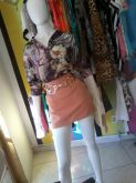 Camisa + saia + cinto de couro