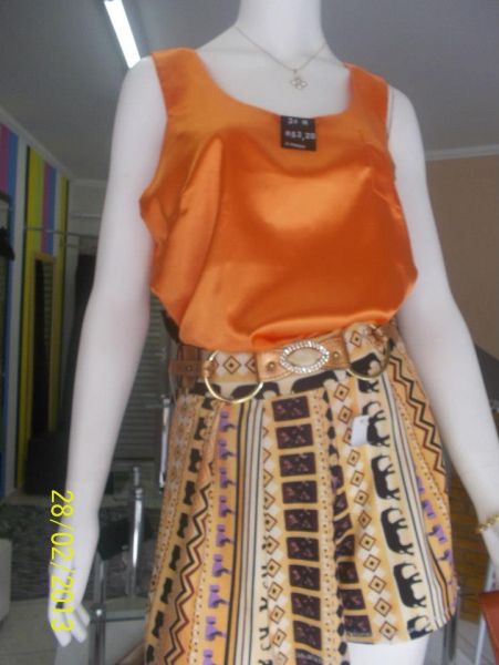 Shortinho + blusa em cetim + cinto em couro e pedra natural