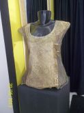 blusa marrom com detalhes dourado
