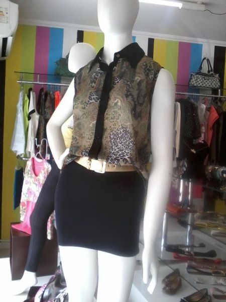 Camisa cavada+saia bandagem+cinto couro