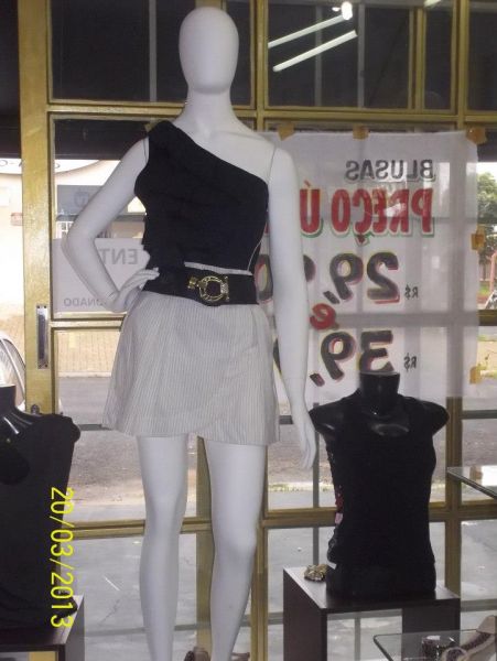 Blusa e saia em tricoline + cinto sintético