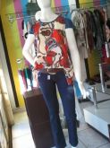 Blusa+calça jeans+cinto em couro