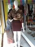Camisa chiffon+saia bandagem+cinto couro